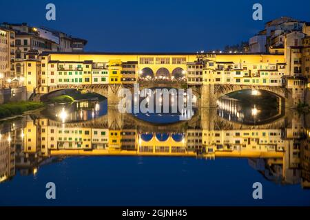 Ponte Vecchio si riflette nelle acque del fiume Arno di notte, Firenze, Italia Foto Stock