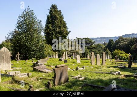 Una vista generale delle tombe e degli alberi al cimitero di Locksbrook, Bath UK 07-09-2021. Foto Stock