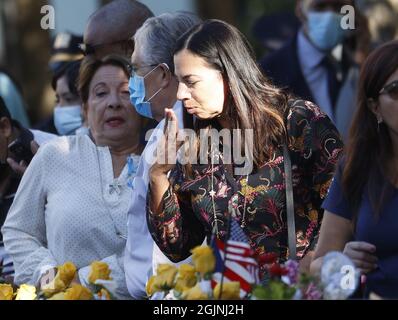 New York City, USA. 11 Settembre 2021. La gente visita il 9/11 Memorial in occasione del 20° anniversario degli attacchi del 11 settembre a Manhattan, New York City, sabato 11 settembre 2021. Pool Photo by Mike Segar/UPI Credit: UPI/Alamy Live News Foto Stock