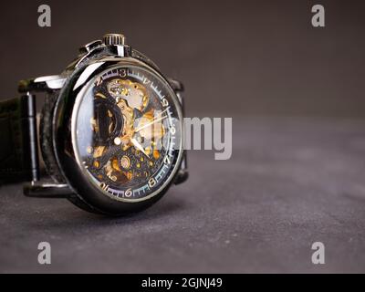 Primo piano dell'orologio automatico con scheletro nero. Catturato con uno  stile scuro Foto stock - Alamy