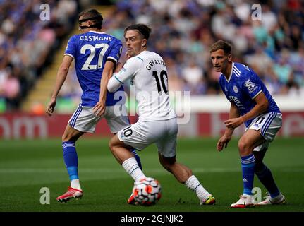 Jack Grealish (centro) di Manchester City in azione con Timothy Castagne di Leicester City (a sinistra) e Marc Albrighton durante la partita della Premier League al King Power Stadium di Leicester. Data foto: Sabato 11 settembre 2021. Foto Stock