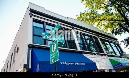 GREENWICH, CT, Stati Uniti d'America - 11 SETTEMBRE 2021: Greenwich Avenue segnaletica stradale con storefronts alla luce del mattino Foto Stock