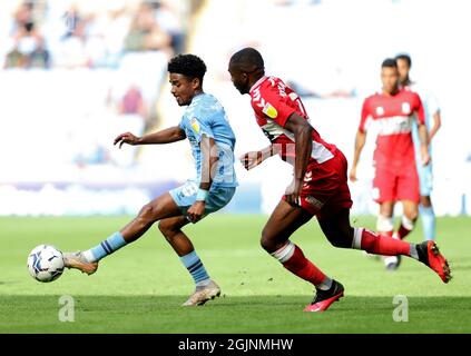 Ian Maatsen di Coventry City (a sinistra) e Anfernee Dijksteel di Middlesbrough combattono per la palla durante la partita del campionato Sky Bet alla Coventry Building Society Arena di Coventry. Data foto: Sabato 11 settembre 2021. Foto Stock