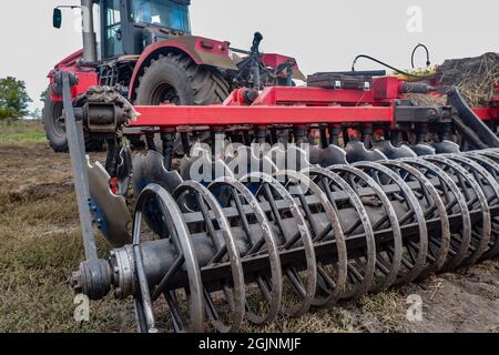 Machinery. Agricolo Un erpice di disco per la trasformazione di Land. Agricolo di seminable, Foto Stock