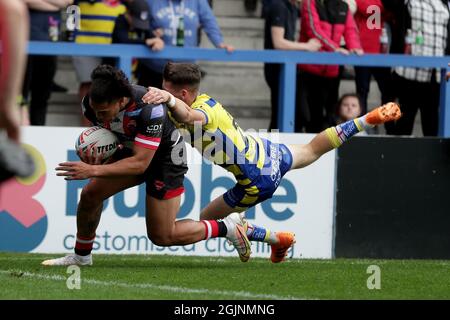 Ken Sio di Salford Reds segna durante la partita della Betfred Super League all'Halliwell Jones Stadium di Warrington. Data foto: Sabato 11 settembre 2021. Foto Stock