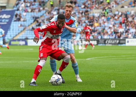 COVENTRY, UK 11 SETTEMBRE Isaiah Jones di Middlesbrough è sfidata da Jamie Allen di Coventry City durante la prima metà della partita del Campionato Sky Bet tra Coventry City e Middlesbrough alla Ricoh Arena di Coventry sabato 11 settembre 2021. (Credit: John Cripps | MI News) Credit: MI News & Sport /Alamy Live News Foto Stock