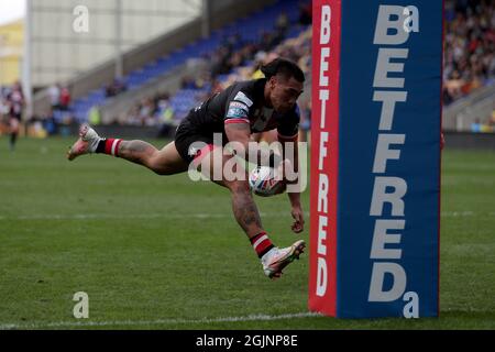 Ken Sio di Salford Reds segna il suo secondo tentativo durante la partita della Betfred Super League all'Halliwell Jones Stadium di Warrington. Data foto: Sabato 11 settembre 2021. Foto Stock