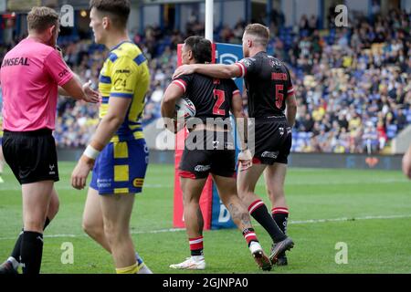 Ken Sio di Salford Reds segna il suo secondo tentativo durante la partita della Betfred Super League all'Halliwell Jones Stadium di Warrington. Data foto: Sabato 11 settembre 2021. Foto Stock