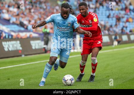 COVENTRY, UK 11 SETTEMBRE Fankaty Dabo di Coventry City è sfidato da Isaiah Jones di Middlesbrough durante la prima metà della partita del Campionato Sky Bet tra Coventry City e Middlesbrough alla Ricoh Arena di Coventry sabato 11 settembre 2021. (Credit: John Cripps | MI News) Credit: MI News & Sport /Alamy Live News Foto Stock