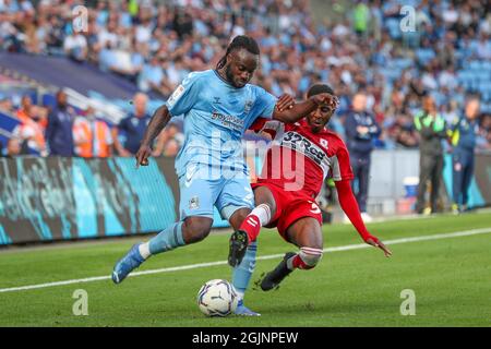 COVENTRY, UK 11 SETTEMBRE Fankaty Dabo di Coventry City è affrontato da Isaiah Jones di Middlesbrough durante la prima metà della partita del Campionato Sky Bet tra Coventry City e Middlesbrough alla Ricoh Arena di Coventry sabato 11 settembre 2021. (Credit: John Cripps | MI News) Credit: MI News & Sport /Alamy Live News Foto Stock