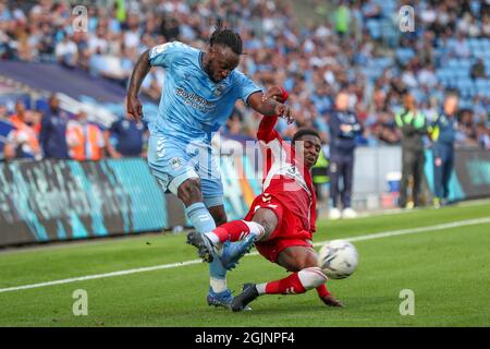 COVENTRY, UK 11 SETTEMBRE Fankaty Dabo di Coventry City è affrontato da Isaiah Jones di Middlesbrough durante la prima metà della partita del Campionato Sky Bet tra Coventry City e Middlesbrough alla Ricoh Arena di Coventry sabato 11 settembre 2021. (Credit: John Cripps | MI News) Credit: MI News & Sport /Alamy Live News Foto Stock