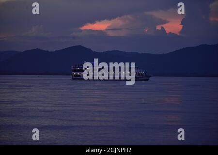 Guwahati, India. 11 Settembre 2021. Foto scattata il 11 settembre 2021 mostra una barca turistica che naviga lungo il fiume Brahmaputra al tramonto nella città di Guwahati dello stato nord-orientale dell'India di Assam. Credit: Str/Xinhua/Alamy Live News Foto Stock