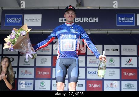 Ethan Hayter, il grande britannico, festeggia di essere il leader di gara dopo la fase sette dell'AJ Bell Tour of Britain da Hawick a Edimburgo. Data foto: Sabato 11 settembre 2021. Foto Stock