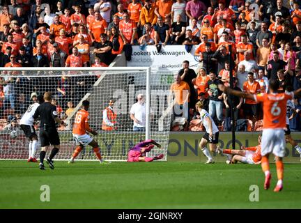 Josh Bowler di Blackpool (a destra) segna il primo obiettivo del gioco durante la partita del campionato Sky Bet a Bloomfield Road, Blackpool. Data foto: Sabato 11 settembre 2021. Foto Stock