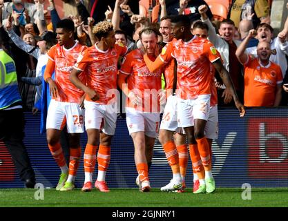 Josh Bowler (centro) di Blackpool celebra il primo obiettivo del gioco durante la partita del campionato Sky Bet a Bloomfield Road, Blackpool. Data foto: Sabato 11 settembre 2021. Foto Stock