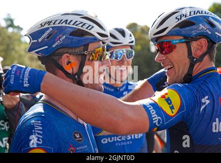 Edimburgo, Scozia, Regno Unito. 11 settembre 2021. AJ Bell Tour of Britain, 7° tappa, con arrivo a Holyrood Park. Il pilota belga Yves Lampaert ha conquistato Deceuninck, la prima vittoria di questo tour in Quick-Step. Nella foto: Mark Cavendish festeggia con i compagni di squadra. Foto Stock