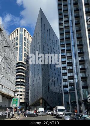 Londra, UK -10/10/2021: M by Montcalm hotel near Old Street tube station in Shoreditch, Londra. By Architects Squire & Partners as Optical Illusion Foto Stock