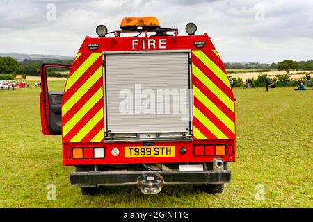 Basingstoke, Inghilterra - Agosto 2021: Vista posteriore di un piccolo camion dei pompieri in servizio in un campo d'aviazione erba Foto Stock