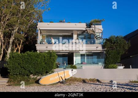 Sydney, Australia. Saturday11 Settembre 2021. Case australiane che si affacciano Rose Bay Foreshore. Oggi le temperature primaverili hanno raggiunto i 27 gradi. Le restrizioni del Covid-19 sono destinate ad alleviare lunedì per le persone in alcune parti di Sydney che sono completamente vaccinate. Fino a cinque persone saranno autorizzate a riunirsi all'esterno. Credit: Paul Lovelace/Alamy Live News Foto Stock