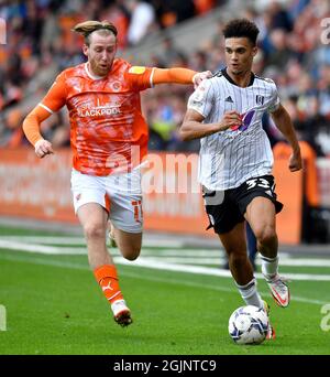 Josh Bowler di Blackpool (a sinistra) e Antonee Robinson di Fulham combattono per la palla durante la partita del campionato Sky Bet a Bloomfield Road, Blackpool. Data foto: Sabato 11 settembre 2021. Foto Stock