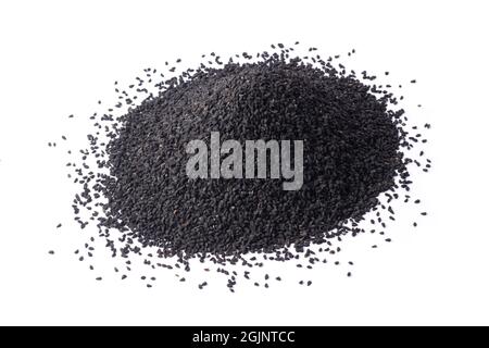 mucchio di semi neri, anche noti come cumino nero o cumino o kalonji, isolato su sfondo bianco, primo piano Foto Stock
