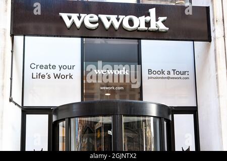 Londra, Inghilterra - Agosto 2021: Cartello sopra l'ingresso di una filiale della We Work Office space e società di co-working Foto Stock