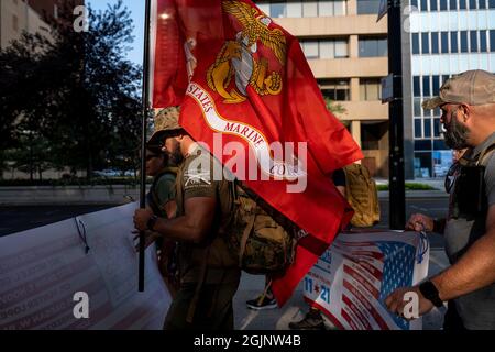 Chicago, Stati Uniti. 11 Settembre 2021. I veterani e le loro famiglie camminano durante un memoriale ospitato dalla Chicago Marines Foundation per commemorare i tredici membri del Servizio degli Stati Uniti uccisi all'aeroporto di Kabul il 26 agosto sabato 11 settembre 2021 a Chicago, il. (Foto di Christopher Dilts/Sipa USA) Credit: Sipa USA/Alamy Live News Foto Stock