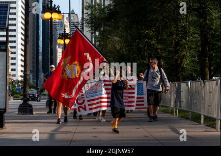 Chicago, Stati Uniti. 11 Settembre 2021. I veterani e le loro famiglie camminano durante un memoriale ospitato dalla Chicago Marines Foundation per commemorare i tredici membri del Servizio degli Stati Uniti uccisi all'aeroporto di Kabul il 26 agosto sabato 11 settembre 2021 a Chicago, il. (Foto di Christopher Dilts/Sipa USA) Credit: Sipa USA/Alamy Live News Foto Stock