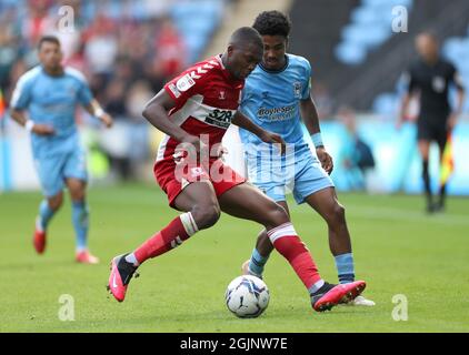 Anfernee Dijksteel di Middlesbrough (a sinistra) e Ian Maatsen di Coventry City combattono per la palla durante la partita del campionato Sky Bet alla Coventry Building Society Arena di Coventry. Data foto: Sabato 11 settembre 2021. Foto Stock