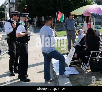 Parliament Square, Londra, Regno Unito. 11 settembre 2021. Le donne afghane stanno facendo uno sciopero della fame in Piazza del Parlamento contro i talebani in Afghanistan. Credit: Matthew Chattle/Alamy Live News Foto Stock