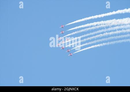 Frecce rosse - la Royal Airforce Acrobatic Team che si esibisce in Qatar Foto Stock