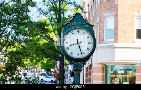 GREENWICH, CT, USA - 11 SETTEMBRE 2021: Orologio a Greenwich Avenue con luce del mattino in estate Foto Stock