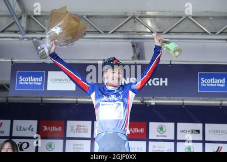 Ethan Hayter, il grande britannico, festeggia di essere il leader di gara dopo la fase sette dell'AJ Bell Tour of Britain da Hawick a Edimburgo. Data foto: Sabato 11 settembre 2021. Foto Stock