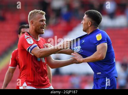 Jayden Stockley di Charlton Athletic (a sinistra) e Cheltenham Town Sean Long si scontrano durante la partita della Sky Bet League One a The Valley, Londra. Data foto: Sabato 11 settembre 2021. Foto Stock