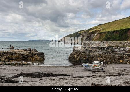 Portwrinkle sulla penisola di Rame in Cornovaglia verso la fine dell'estate con le barche ormeggiate sulla spiaggia Foto Stock