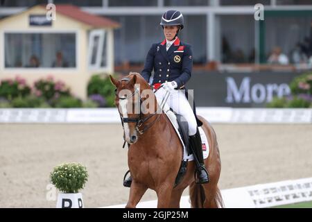 Hagen A. Win, Germania. 11 Settembre 2021. Sport equestre: Campionato europeo, Dressage. Il dressage Charlotte Dujardin (Gran Bretagna) guida Gio nel Gran Premio Freestyle. Credit: Friso Gentsch/dpa/Alamy Live News Foto Stock