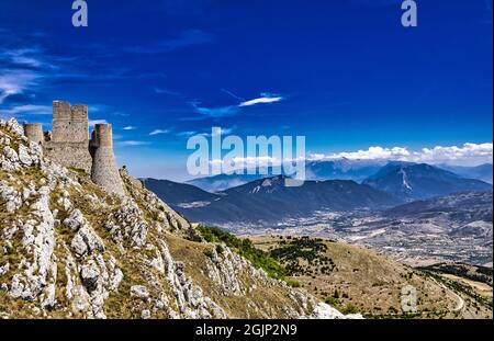 Rovinato e abbandonato castello da sogno medievale su una vetta di montagna a Rocca Calascio, l'Aquila, Italia Foto Stock