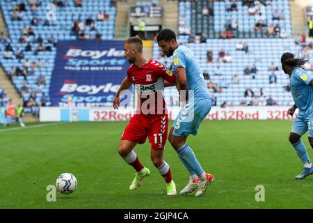 COVENTRY, UK 11 SETTEMBRE il Andraž Šporar di Middlesbrough è sfidato da Jake Clarke-Salter di Coventry City durante la seconda metà della partita del Campionato Sky Bet tra Coventry City e Middlesbrough alla Ricoh Arena di Coventry sabato 11 settembre 2021. (Credit: John Cripps | MI News) Credit: MI News & Sport /Alamy Live News Foto Stock