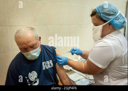 Tambov, Russia. 10 Settembre 2021. Un operatore sanitario somministra una dose di vaccino Sputnik V COVID-19 ad un uomo del Policlinico 3 di Tambov. Il vice primo ministro del governo russo Tatyana Golikova ha dichiarato che 46,500,000 russi sono stati vaccinati con un componente del vaccino russo contro una nuova infezione da coronavirus, e 39,800,000 persone sono state vaccinate con due componenti del vaccino. (Foto di Lev Vlasov/SOPA Images/Sipa USA) Credit: Sipa USA/Alamy Live News Foto Stock