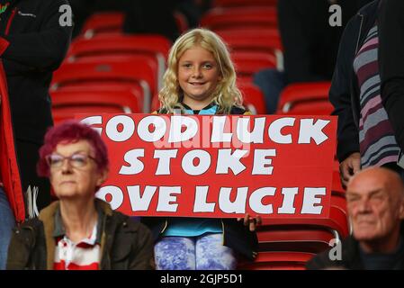 Stoke on Trent, Regno Unito. 11 Settembre 2021. Un giovane fan con una buona fortuna Stoke banner. EFL Skybet Championship match, Stoke City / Huddersfield Town al Bet365 Stadium di Stoke on Trent sabato 11 settembre 2021. Questa immagine può essere utilizzata solo per scopi editoriali. Solo per uso editoriale, licenza richiesta per uso commerciale. Nessun uso in scommesse, giochi o un singolo club/campionato/giocatore publications.pic di Chris Stading/Andrew Orchard sport fotografia/Alamy Live News credito: Andrew Orchard sport fotografia/Alamy Live News Foto Stock