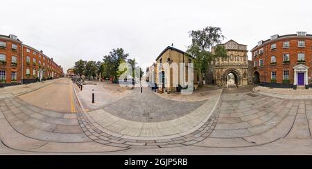 Visualizzazione panoramica a 360 gradi di Norwich, Norfolk – Settembre 11 2021. La storica Ethelbert Gate e la Cattedrale di Norwich in Cathedral Close, Norwich