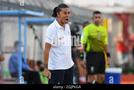 Manuela Tesse allenatore di Pomigliano Calcio Femminile durante il Campionato Italiano di Football League A Women 2021/2022 match tra Pomigliano Calcio Femminile vs AS Roma Femminile allo Stadio Ugo Gobbato Foto Stock