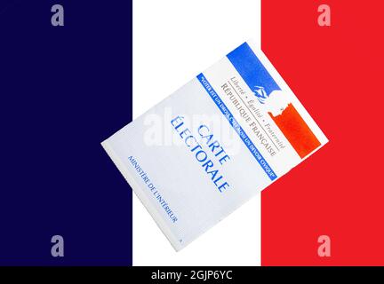 Carta di voto francese o carta elettorale in cima alla bandiera francese . Foto Stock