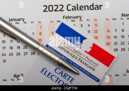 scheda di voto francese o carta elettorale in cima al calendario 2022 Foto Stock