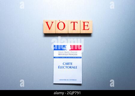 La carta di voto francese o la carta elettorale con blocchi di legno e la parola votare su di loro Foto Stock