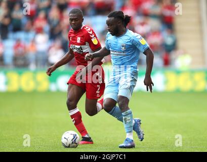 Anfernee Dijksteel di Middlesbrough (a sinistra) e Fankaty Dabo di Coventry City durante la partita del campionato Sky Bet alla Coventry Building Society Arena di Coventry. Data foto: Sabato 11 settembre 2021. Foto Stock