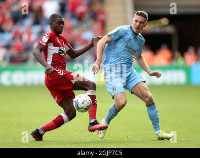 L'Anfernee Dijksteel di Middlesbrough (a sinistra) e il Viktor Gyokeres di Coventry City combattono per la palla durante la partita del campionato Sky Bet alla Coventry Building Society Arena di Coventry. Data foto: Sabato 11 settembre 2021. Foto Stock