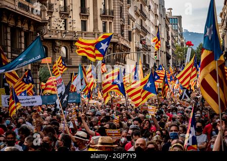 Barcellona, Spagna. 11 Settembre 2021. 11 settembre 2021, Barcellona, Catalogna, Spagna: A Barcellona migliaia di marcia chiedendo l'indipendenza della Catalogna durante la Giornata Nazionale Catalana. Il conflitto catalano continua a segnare l'agenda politica, mentre i governi spagnolo e catalano cercano di affrontare posizioni per un tavolo di dialogo. Credit: Jordi Boixareu/Alamy Live News Foto Stock