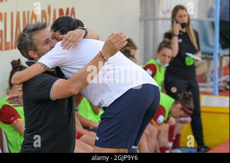 Pomigliano, Italia. 11 Settembre 2021. Alessandro Spugna coach of AS Roma Femminile - Manuela Tesse coach of Pomigliano Calcio Femminile Credit: Independent Photo Agency/Alamy Live News Foto Stock