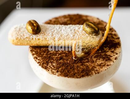 Tiramisù servito all'hotel Ritz Carlton, un dessert italiano al gusto di caffè, fatto di savoiardi immersi nel caffè Foto Stock